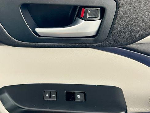 Used 2015 Toyota Highlander XLE image 32