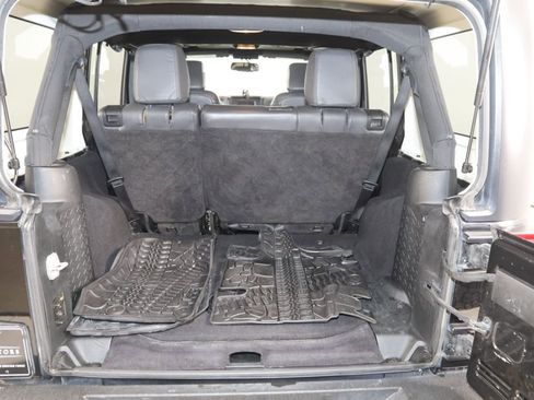 Used 2017 Jeep Wrangler Unlimited Sahara w/ Connectivity Group image 40