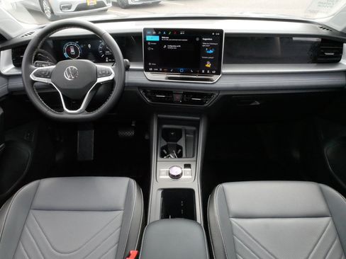 Used 2025 Volkswagen Tiguan SE AWD/4WD image 10