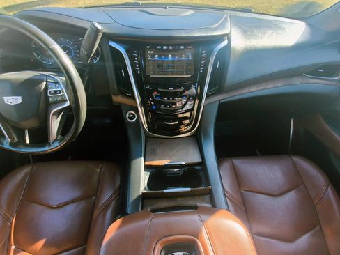 Used 2019 Cadillac Escalade ESV Luxury image 22