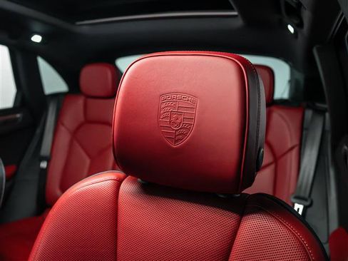 Used 2025 Porsche Macan image 21