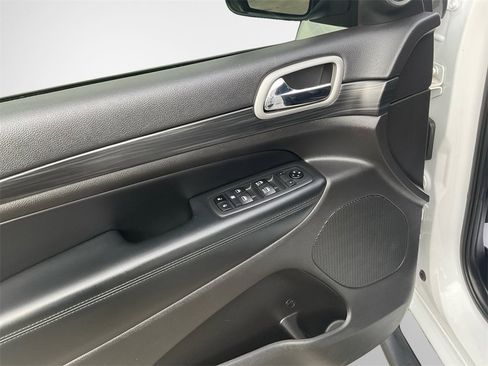 Used 2020 Jeep Grand Cherokee Altitude image 14