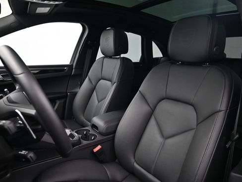 Certified 2026 Porsche Macan AWD/4WD image 5