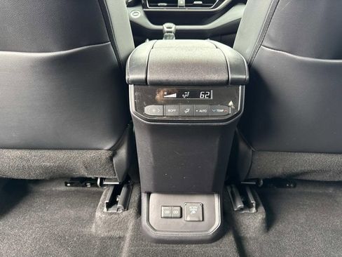 Used 2023 Toyota Highlander Limited image 16