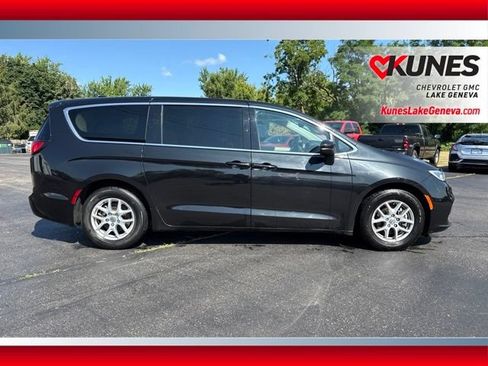 Used 2023 Chrysler Pacifica Touring-L FWD image 3
