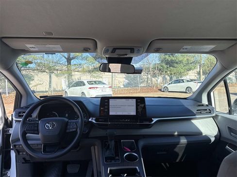 Certified 2024 Toyota Sienna LE image 15