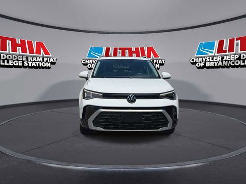 Used 2025 Volkswagen Taos SE FWD image 3