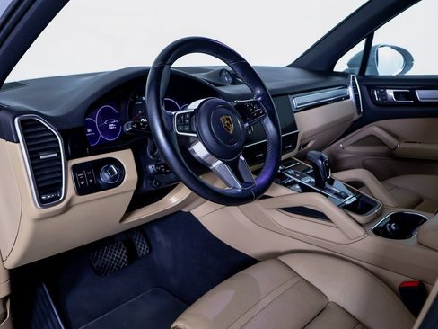 Certified 2023 Porsche Cayenne Platinum Edition image 4