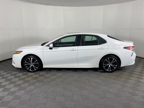 Used 2018 Toyota Camry SE w/ Moonroof Package FWD image 9