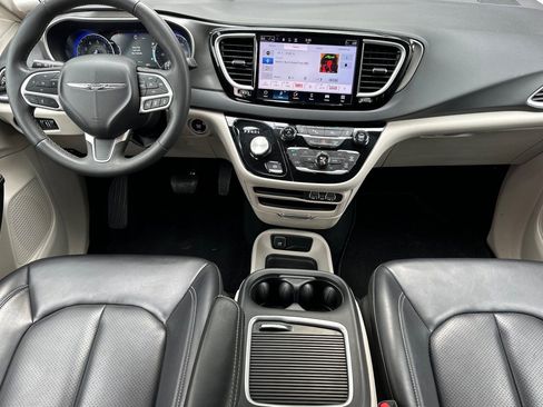 Used 2023 Chrysler Pacifica Touring-L FWD image 13