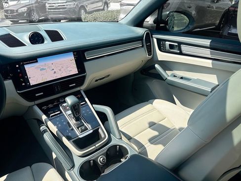 Used 2023 Porsche Cayenne Platinum Edition image 25