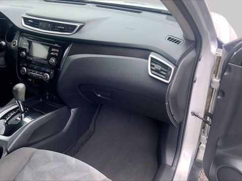 Used 2016 Nissan Rogue SV FWD image 19