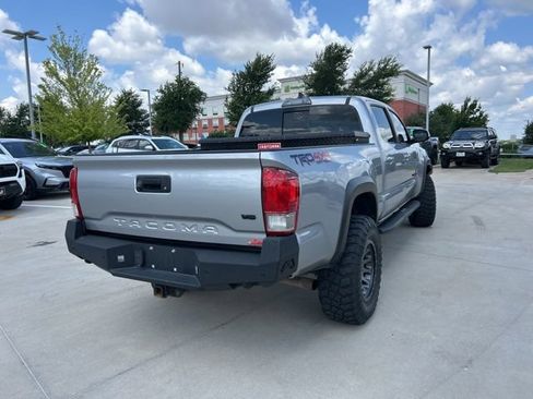 Used 2017 Toyota Tacoma TRD Off-Road AWD/4WD image 5