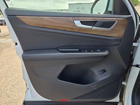 Used 2025 Volkswagen Atlas SE image 13