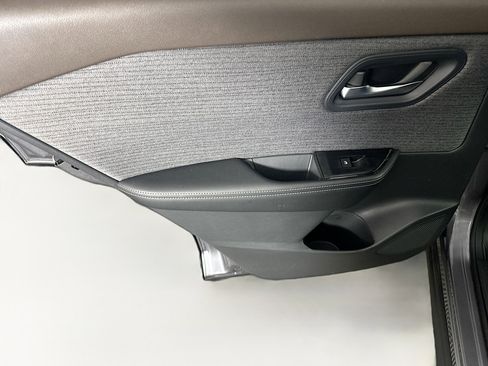 Used 2023 Nissan Rogue SV image 25