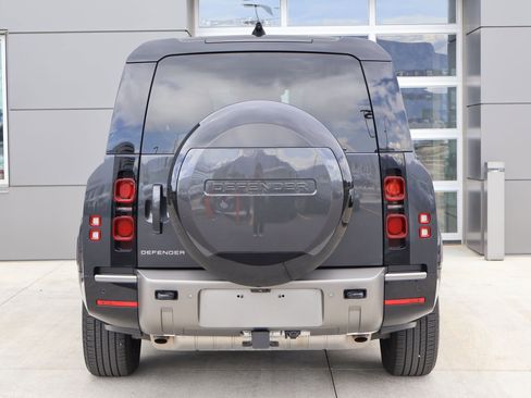 Used 2025 Land Rover Defender 130 X-Dynamic SE image 9