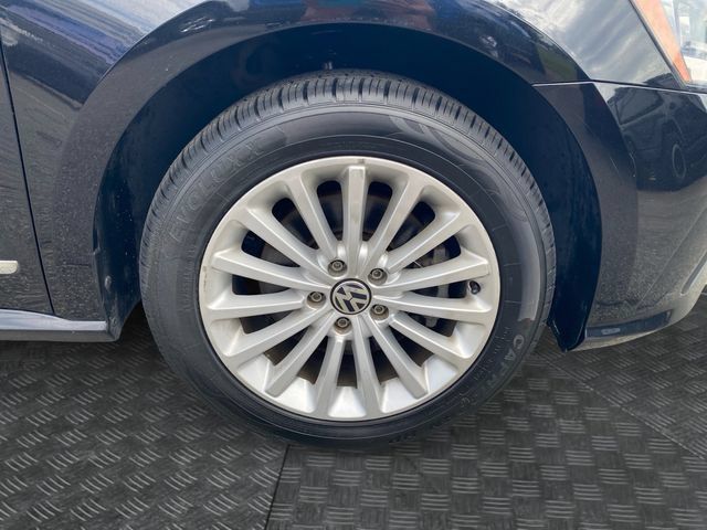 Used 2017 Volkswagen Passat 1.8T SE FWD image 35