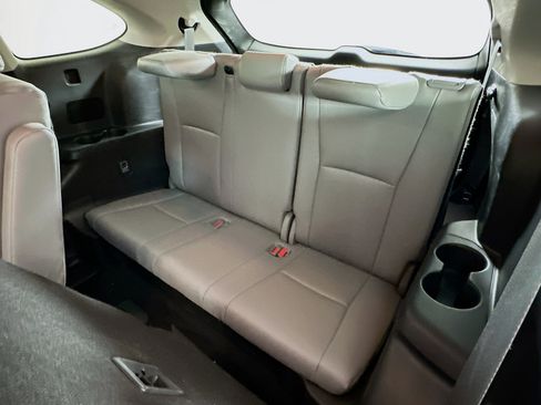 Used 2020 Toyota Highlander XLE FWD image 30