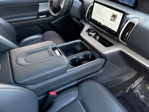 Certified 2025 Ford Expedition Active AWD/4WD image 19
