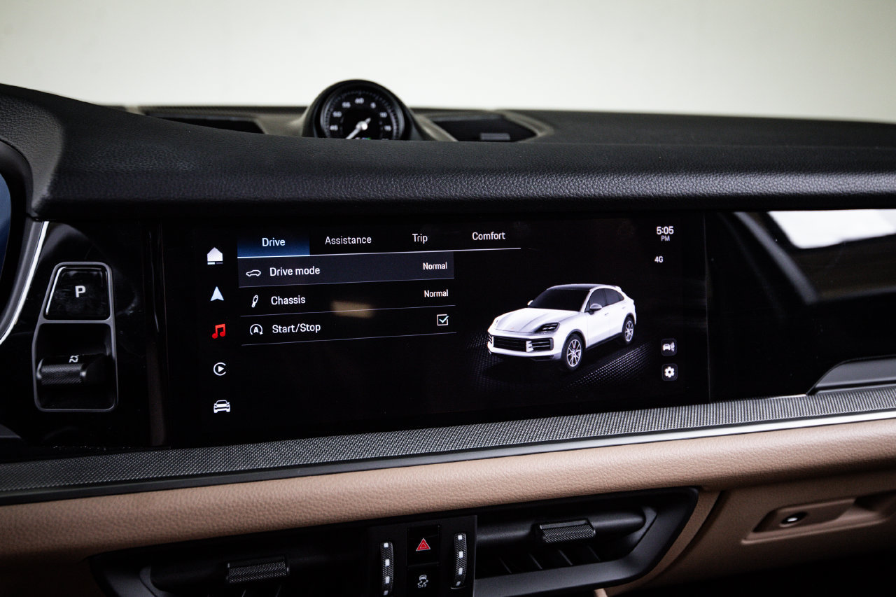 Certified 2025 Porsche Cayenne Coupe AWD/4WD image 18