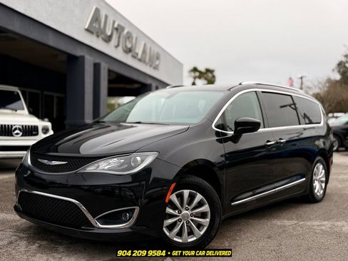 Used 2019 Chrysler Pacifica Touring-L FWD image 1