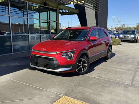 Used 2024 Kia Niro EX w/ EX Cold Weather Package image 2