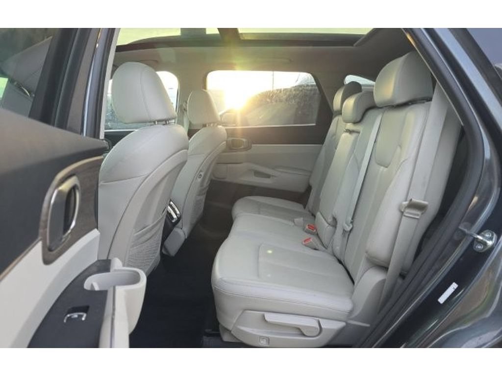 Used 2023 Kia Sorento S w/ Panoramic Sunroof Package AWD/4WD image 9
