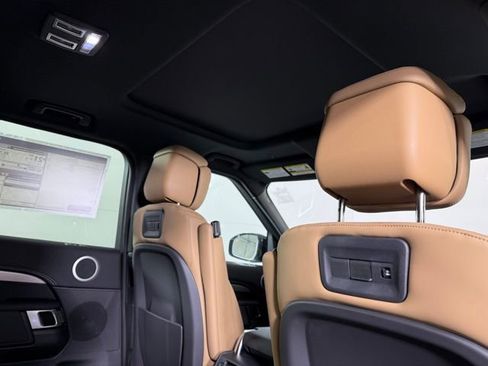 Used 2025 Land Rover Discovery Dynamic SE image 31