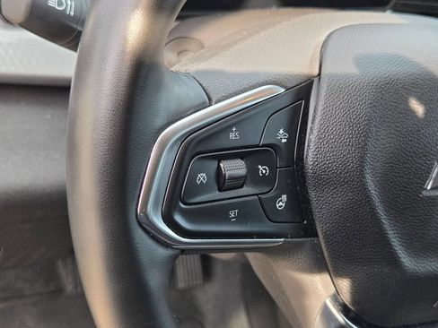 Used 2025 Chevrolet Trax LT w/ LT Convenience Package FWD image 17