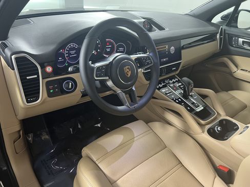 Certified 2023 Porsche Cayenne AWD/4WD image 4