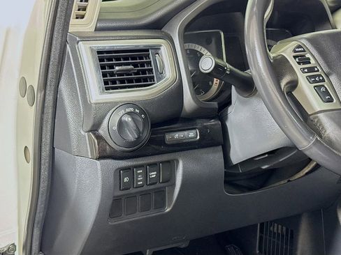Used 2017 Nissan Titan SV RWD image 8