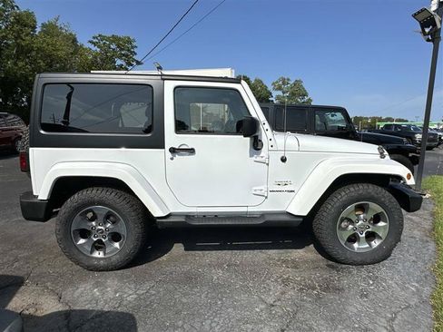 Used 2018 Jeep Wrangler Sahara w/ Connectivity Group AWD/4WD image 2