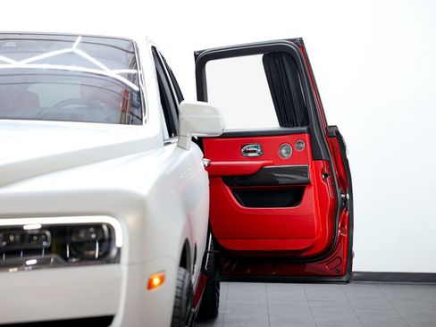 Used 2022 Rolls-Royce Cullinan Black Badge w/ Dark Exterior Package image 16