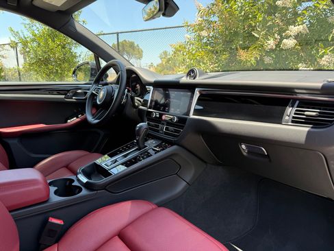 Used 2026 Porsche Macan AWD/4WD image 25