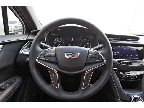 New 2025 Cadillac XT5 Luxury image 13