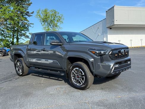 Used 2024 Toyota Tacoma TRD Sport AWD/4WD image 2
