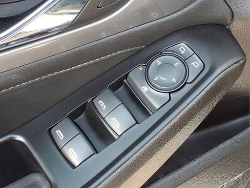 Used 2023 Chevrolet Traverse LT FWD image 17