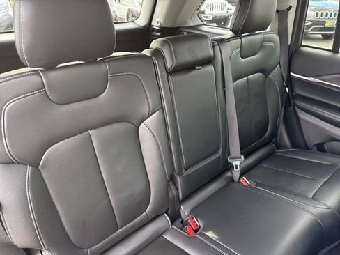 Used 2022 Jeep Grand Cherokee Limited image 24