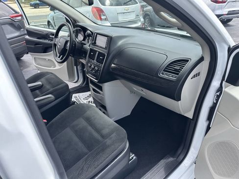 Used 2019 Dodge Grand Caravan SE w/ UConnect Hands-Free Group FWD image 16