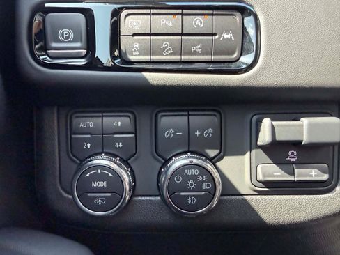 Used 2025 GMC Yukon XL AT4 Ultimate w/ LPO, Floor Liner Package AWD/4WD image 21