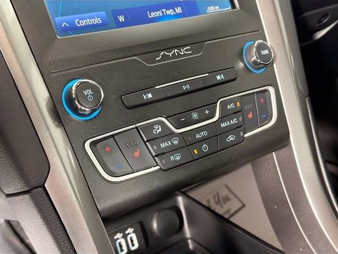 Used 2020 Ford Fusion SE AWD/4WD image 16