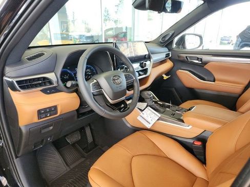 New 2026 Toyota Highlander Platinum image 13