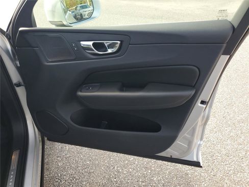 Used 2019 Volvo XC60 T5 Momentum w/ Multimedia Package image 39