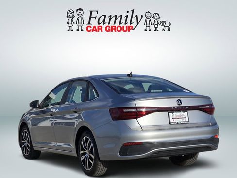 Used 2025 Volkswagen Jetta SE image 3