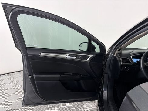 Used 2018 Ford Fusion SE w/ Fusion SE Technology Package FWD image 10