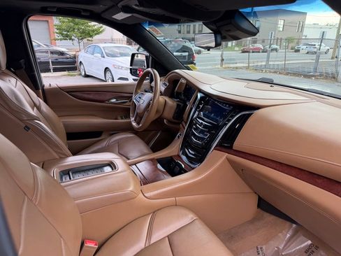 Used 2017 Cadillac Escalade ESV Platinum AWD/4WD image 10