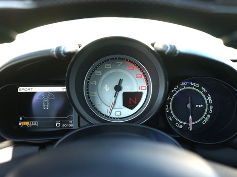Used 2017 Ferrari California T RWD image 22