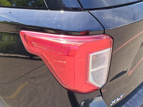 Used 2020 Ford Explorer XLT w/ Equipment Group 202A AWD/4WD image 33