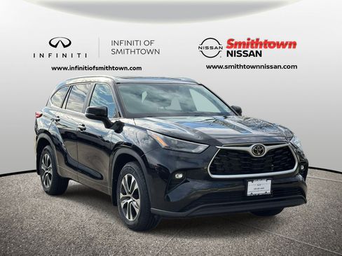 Used 2023 Toyota Highlander XLE AWD/4WD image 1
