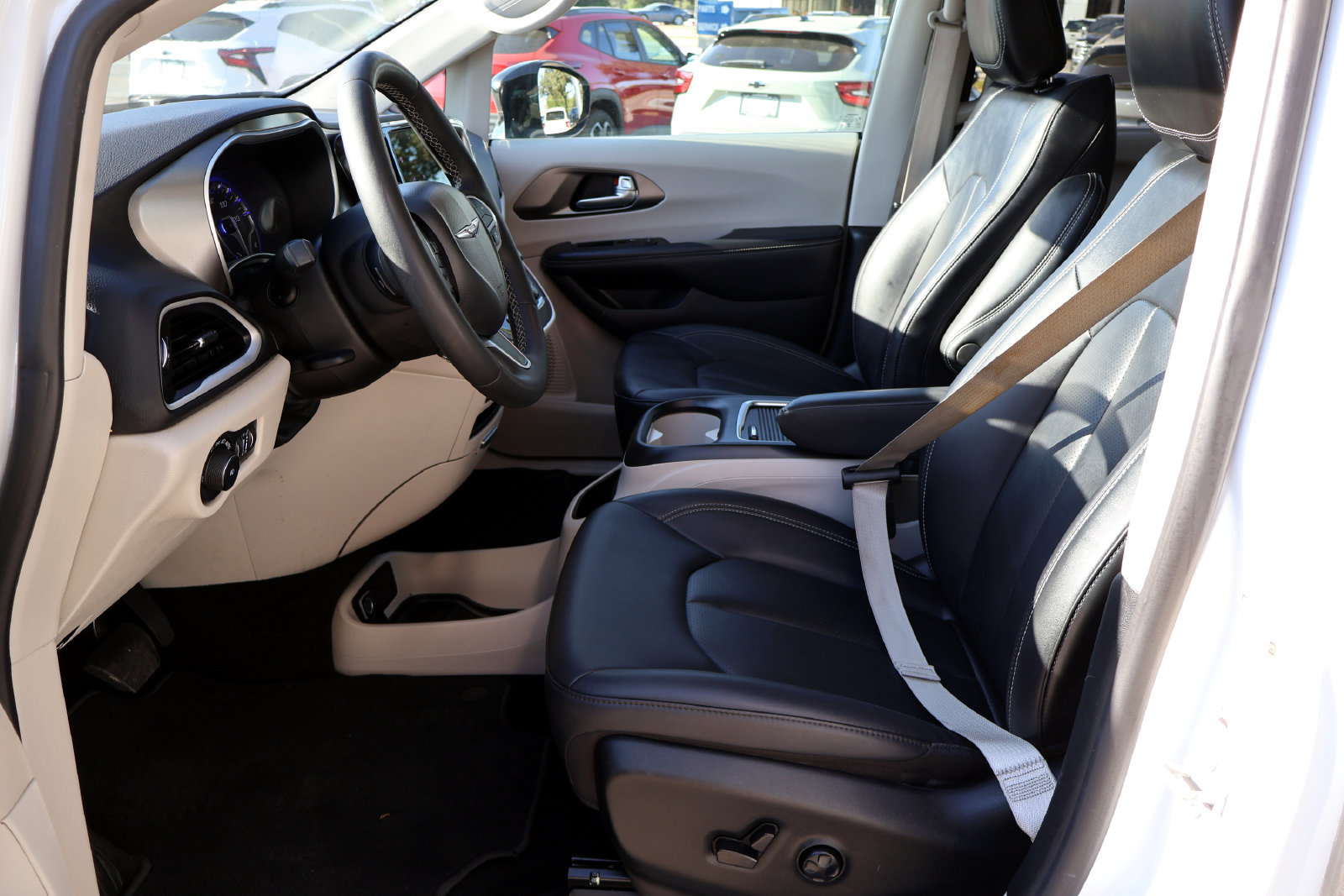 Used 2024 Chrysler Pacifica Touring-L FWD image 19